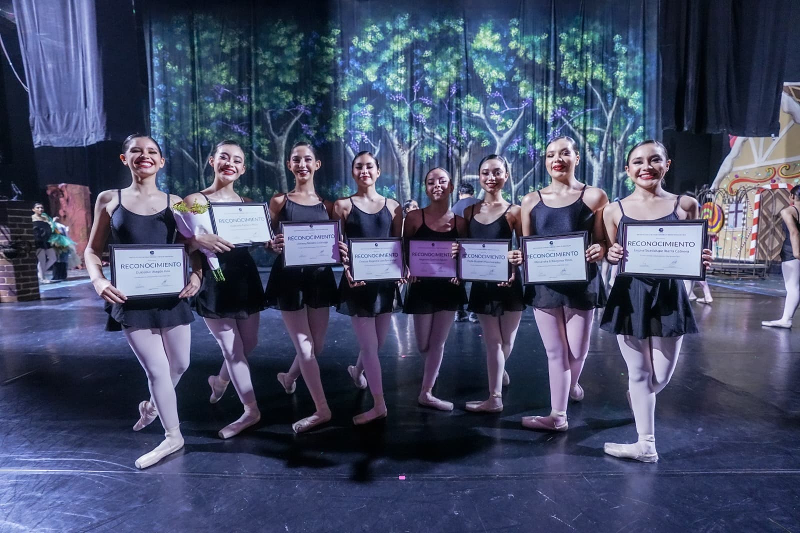 Reconocen el esfuerzo y dedicación de ocho jóvenes bailarinas en Mazatlán*