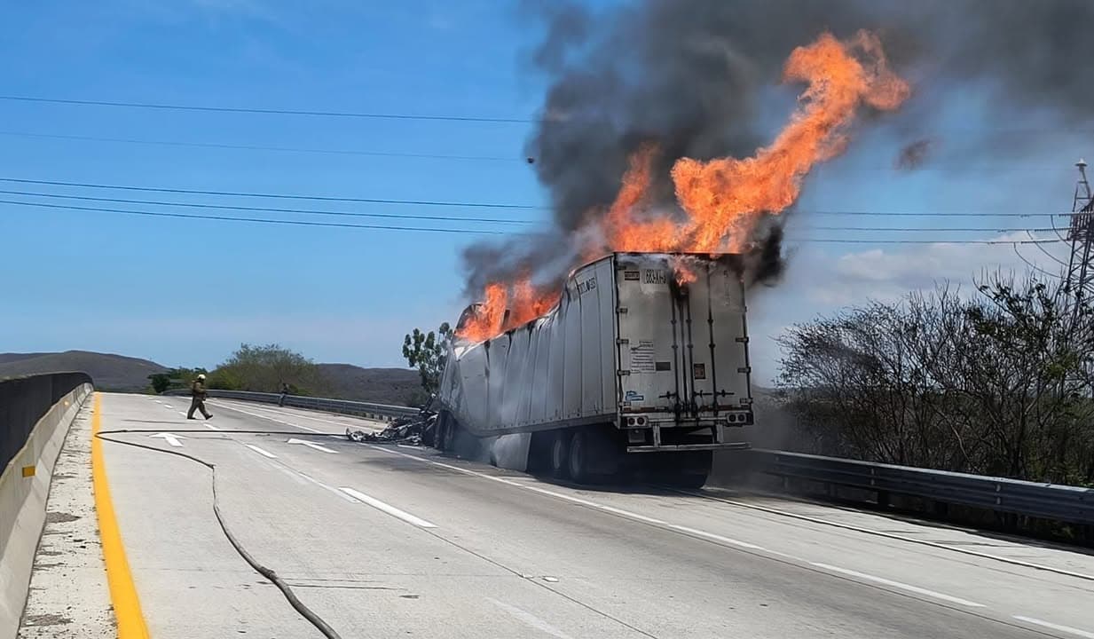 Se incendia tráiler en el Libramiento, se desconocen las causas que generaron los hechos