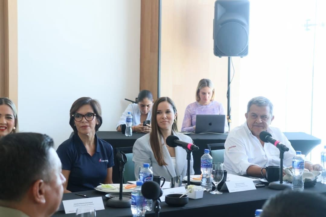 Ejecutivos de la línea naviera Carnival Corporation recorren el puerto y principales atractivos en Mazatlán