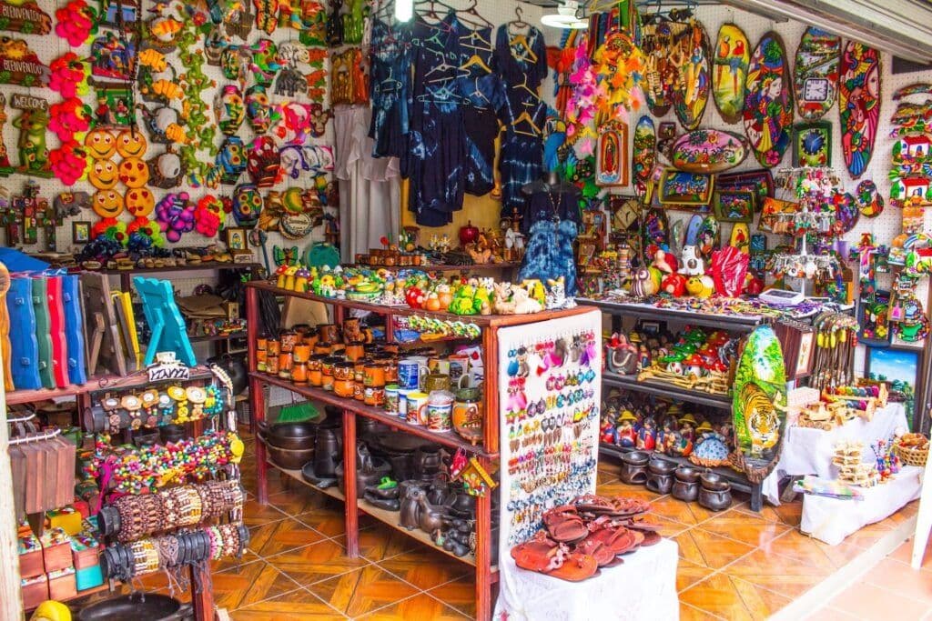 Comerciantes de artesanías frente al Acuario Mazatlán esperan repunte en ventas de un 30%