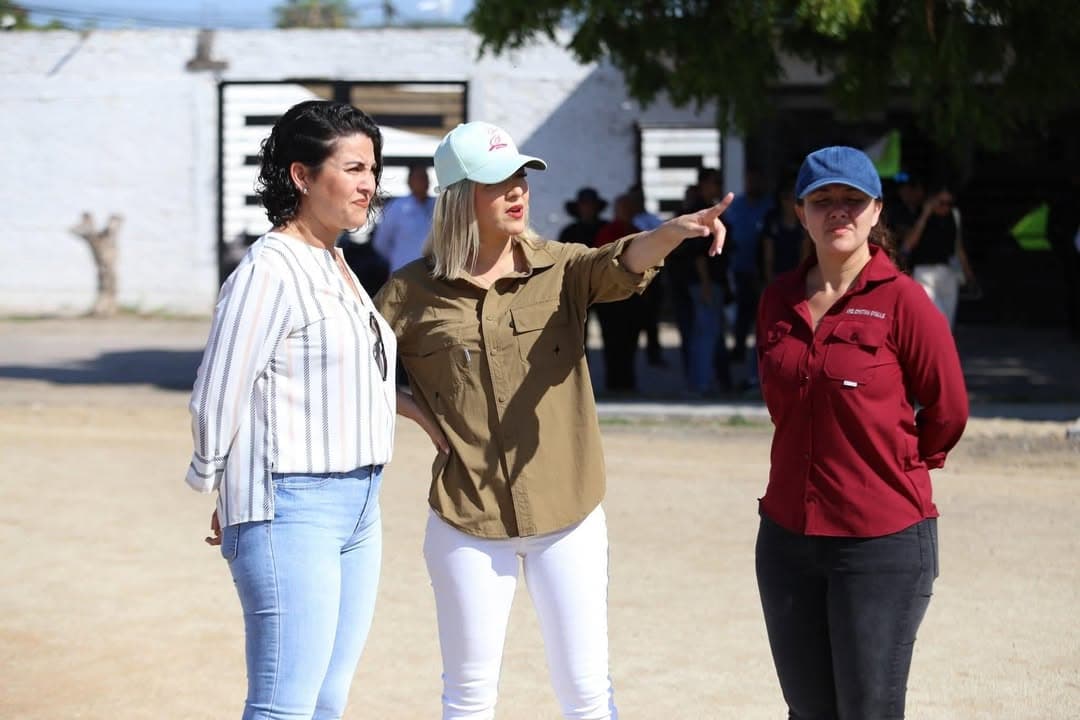 Supervisa Estrella Palacios trabajos de rehabilitación del campo de fútbol de