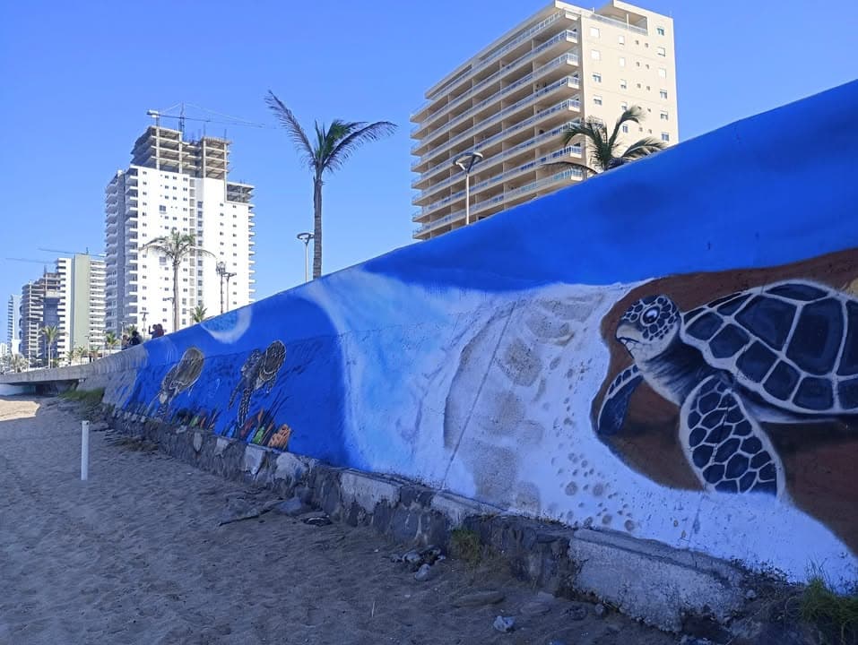 Pintan la vida marina en bardas del malecón de Mazatlán