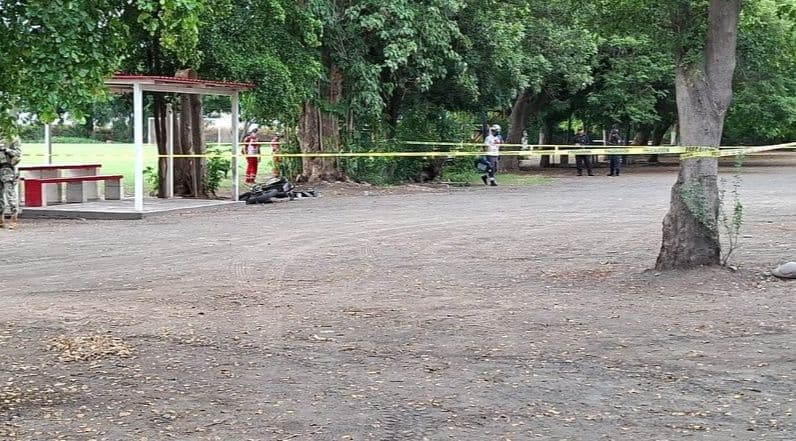Asesinan a motociclista en canchas de futbol de Bachigualato, a metros de la SSPyTM Culiacán