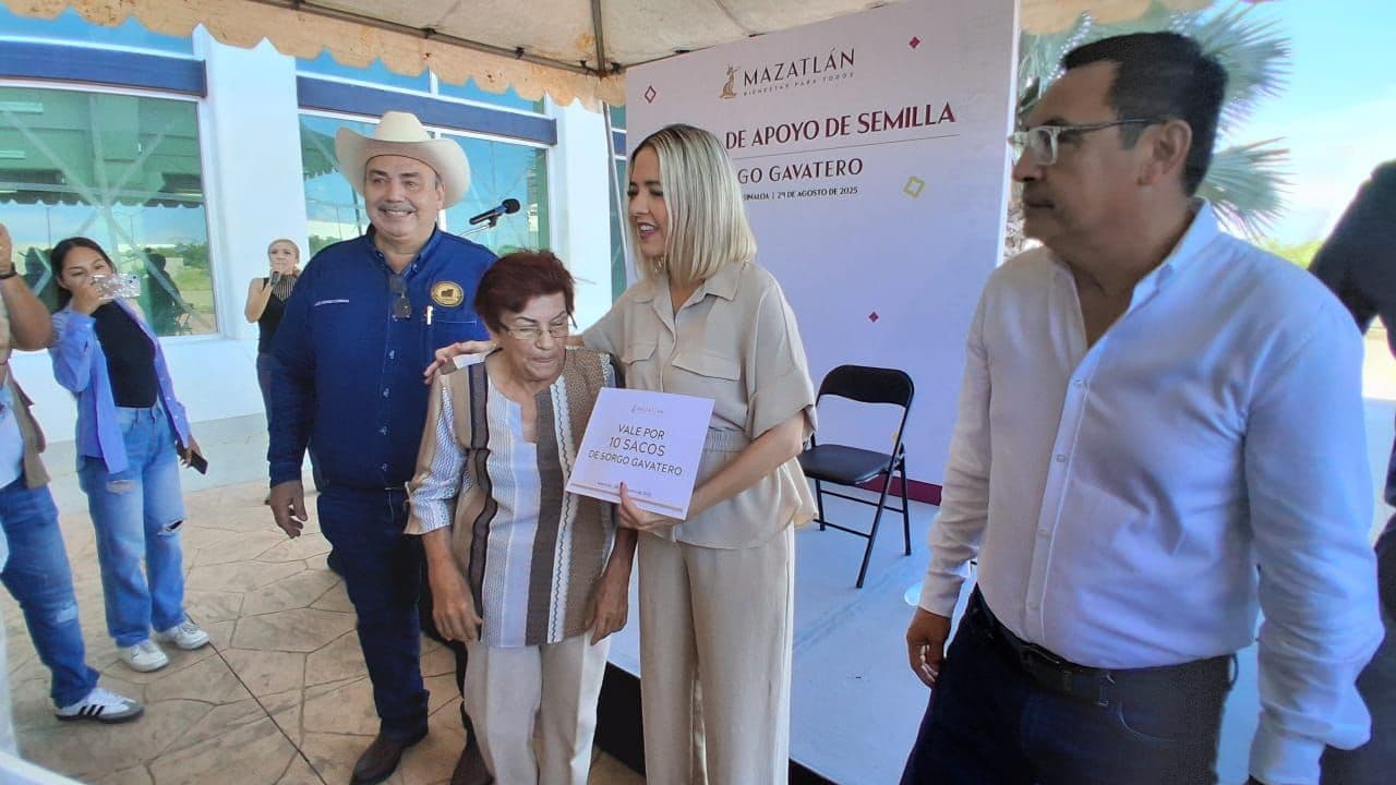 Ganaderos de Mazatlán reciben un apoyo de 20 toneladas de semilla de sorgo gavatero