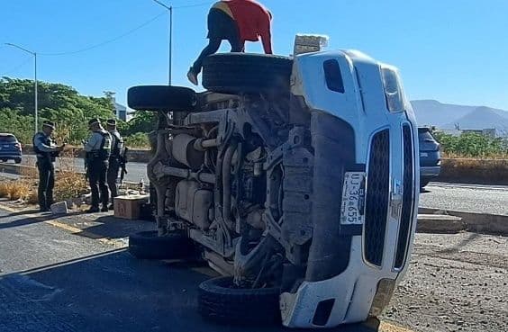 Camioneta cargada con huevo vuelca en La Costerita; conductor resulta lesionado