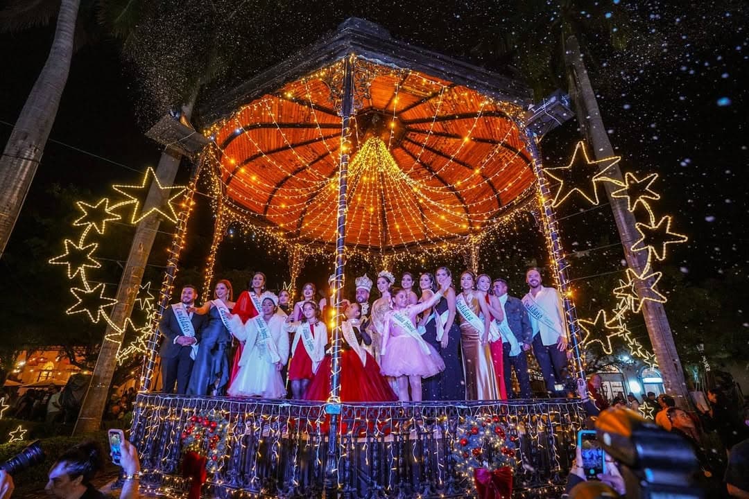 *Se enciende la Plazuela Machado con la luz de la Navidad*