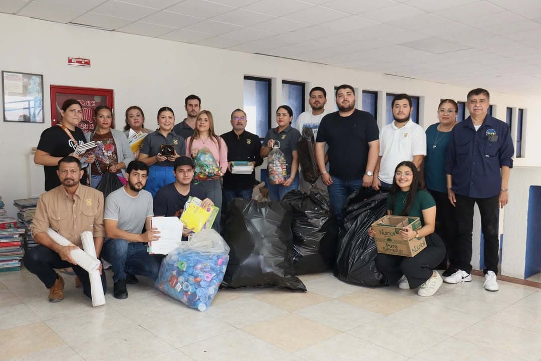 La Dirección General de Servicio Social entrega material reciclable y dona