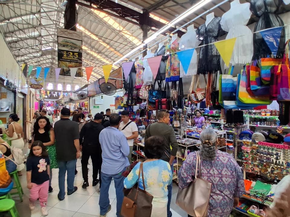 Repuntan ventas en el mercado Pino Suárez en Mazatlán y extenderan horario de atención por Navidad