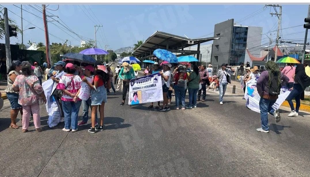 Exigen localización de docente en Acapulco; bloquean la Costera Miguel Alemán